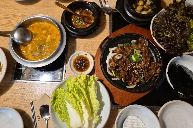 간장게장, 불고기, 찌개 등 푸짐한 한 상 차림