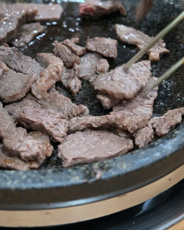 돌판 위에서 익어가는 소고기 조각들