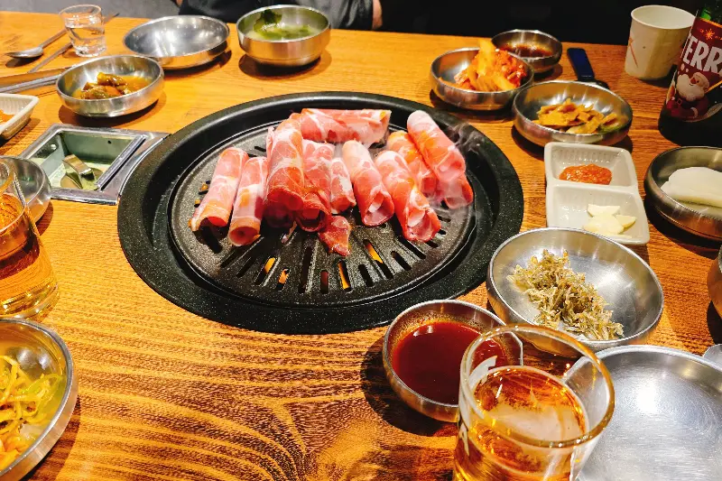 푸짐하게 차려진 테이블