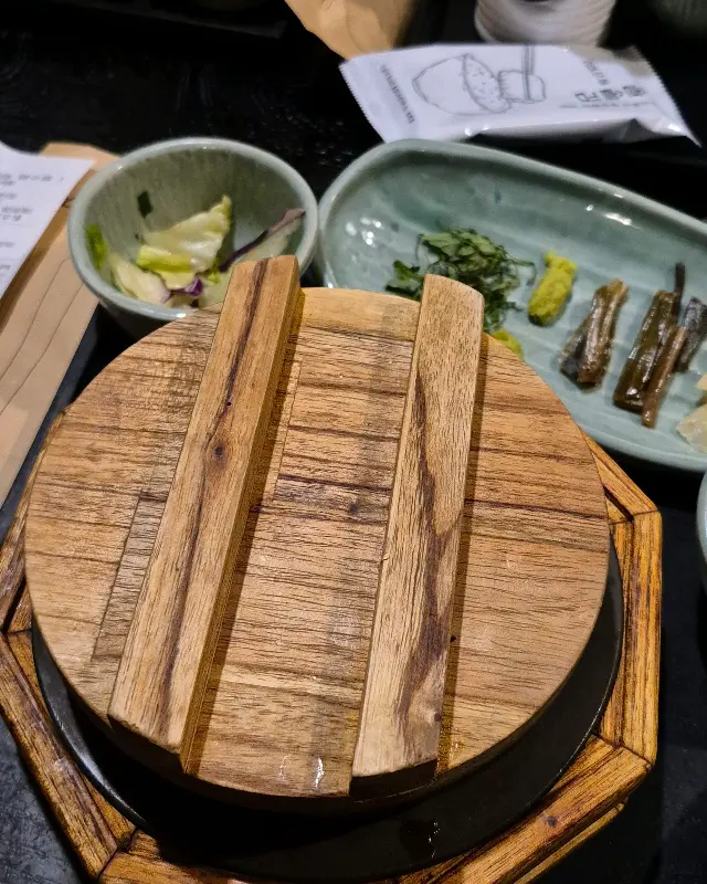 나무 뚜껑에 담겨 나오는 솥밥