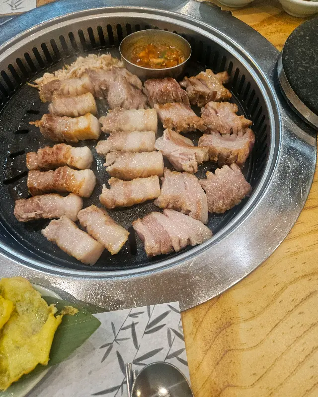 불판 가득한 삼겹살