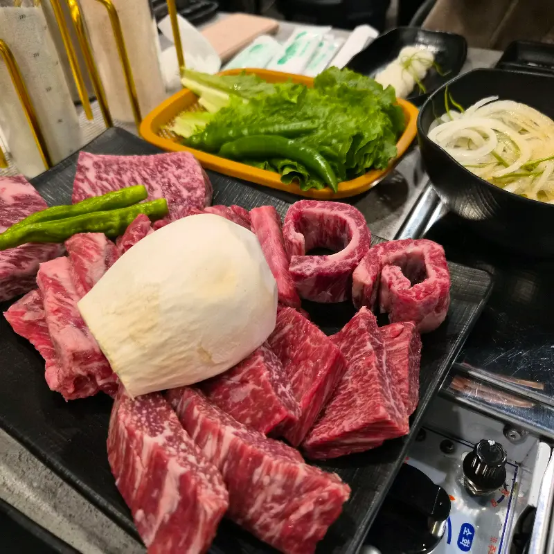 테이블 가득 차려진 한상차림