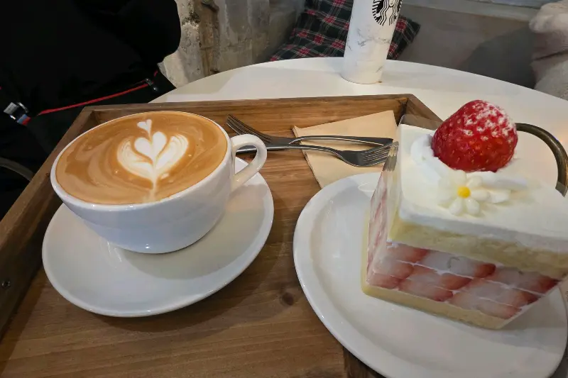 라떼 아트가 돋보이는 라떼와 딸기 케이크