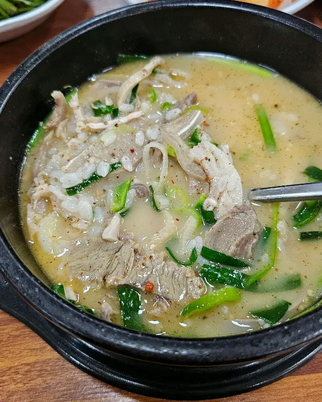 살코기와 야채가 푸짐하게 들어간 순대국밥