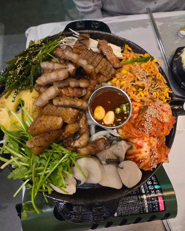 전문가의 손길로 구워지는 고기