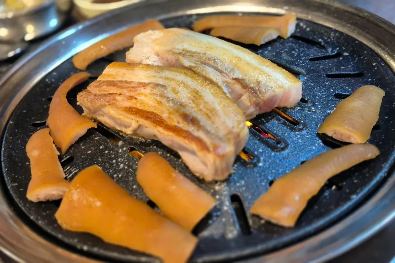 초벌된 삼겹살과 돼지 꼬리