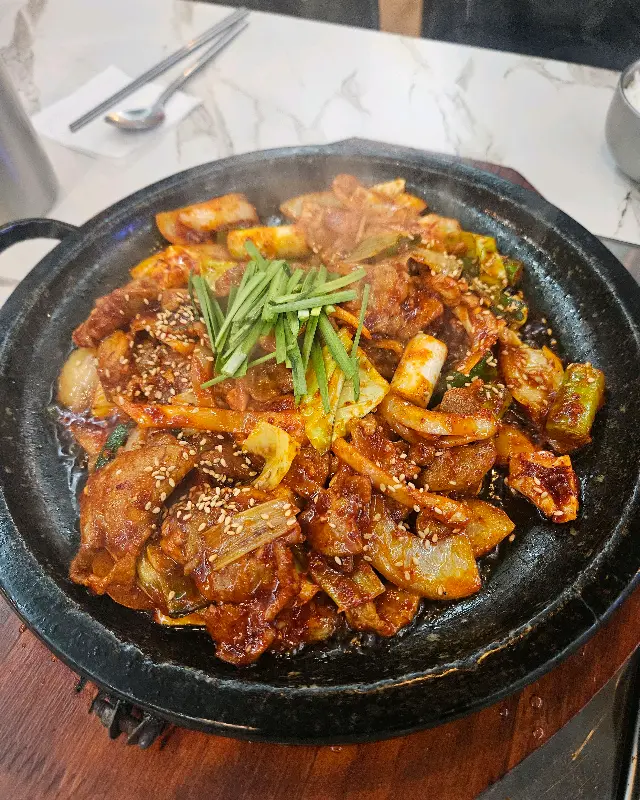 푸짐하게 담긴 오징어볶음