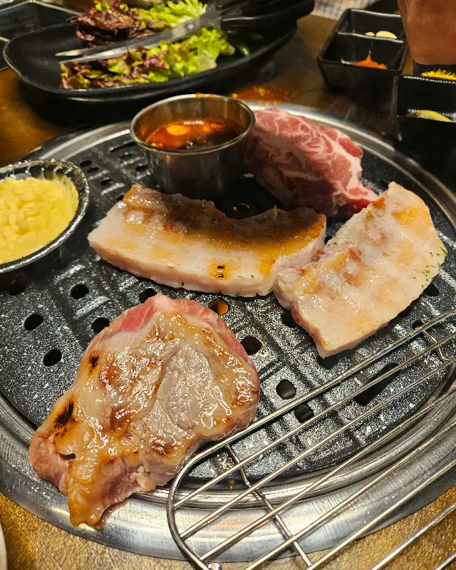 노릇하게 구워진 고기