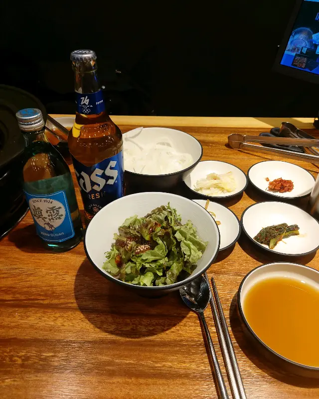 고기와 함께 즐기는 시원한 술 한 잔