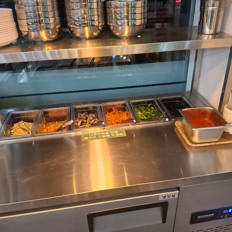 다양한 비빔밥 재료가 준비된 코너