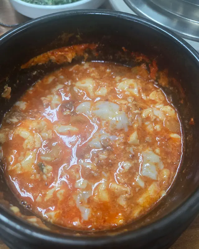 뚝배기 안에서 보글보글 끓는 순두부찌개