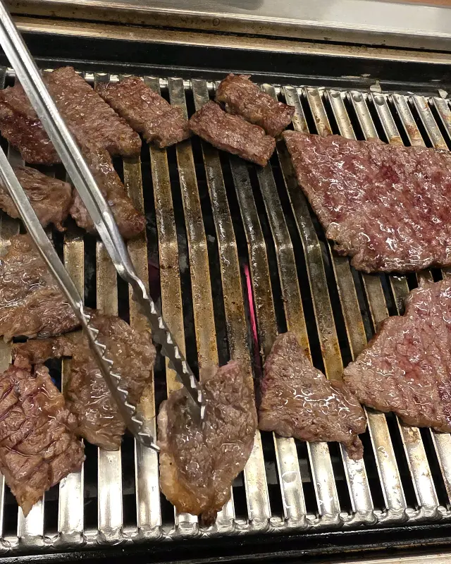 숯불에 구워지는 소고기