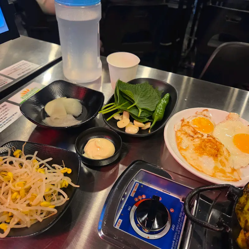 깔끔하게 정돈된 테이블과 넉넉한 밑반찬