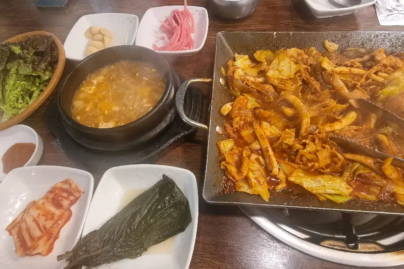 뭉치네오삼불고기 한 상 차림