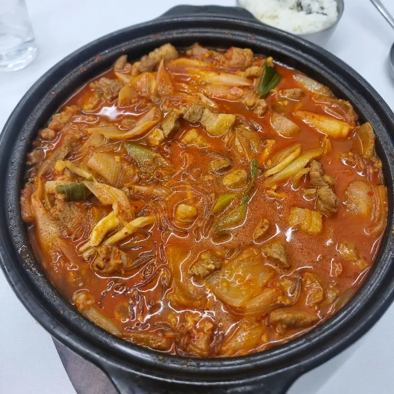진하고 깊은 맛이 일품인 묵은지 김치찌개