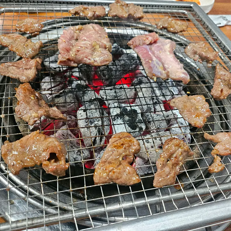 숯불에 구워진 돼지갈비