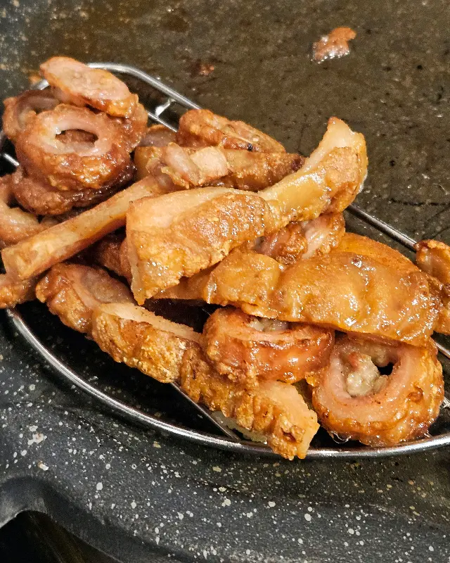 초벌된 막창을 석쇠 위에 올려놓은 모습