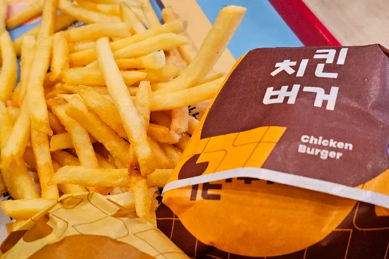 햄버거 세트와 치킨버거
