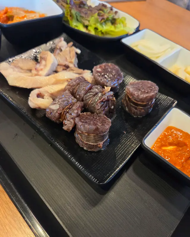 푸짐한 밑반찬과 수육, 순대
