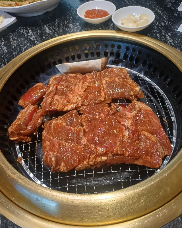 숯불 위에서 익어가는 왕돼지구이