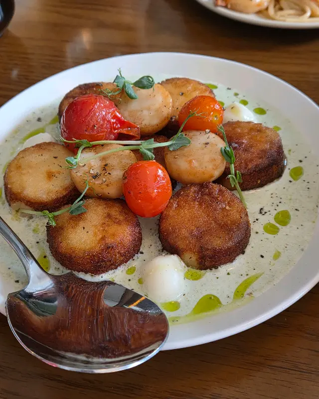 겉바속쫀 관자 뇨끼, 바질 향이 예술