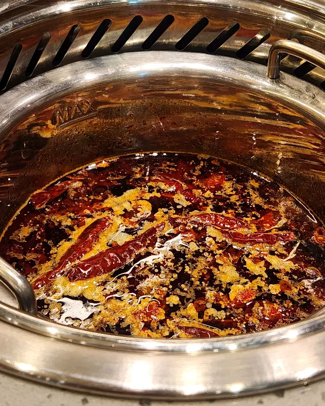 마라 불닭 육수에 훠궈 재료를 넣어 끓이는 모습