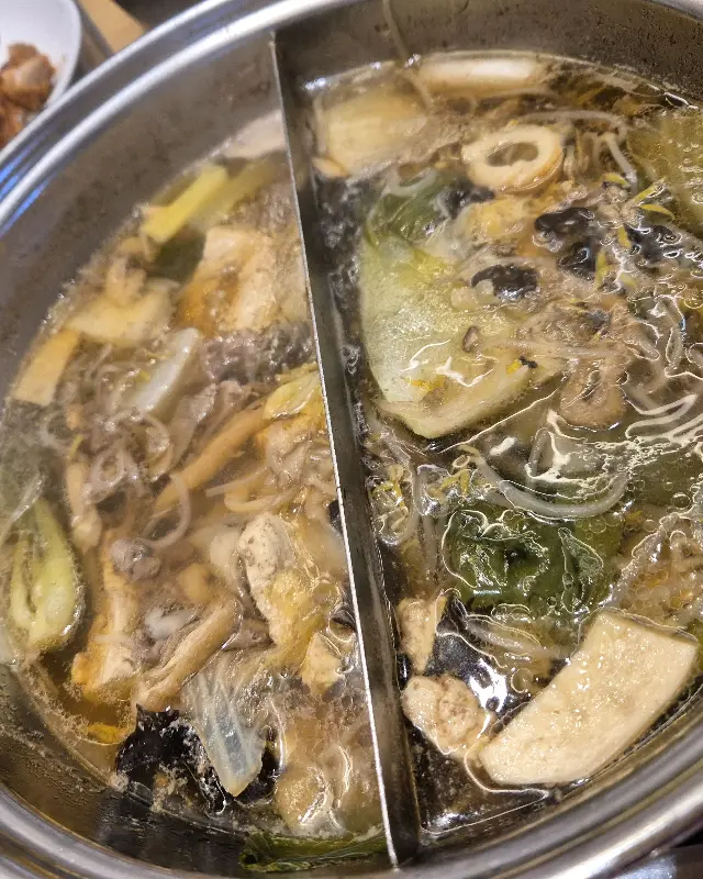 두 가지 육수가 담긴 냄비