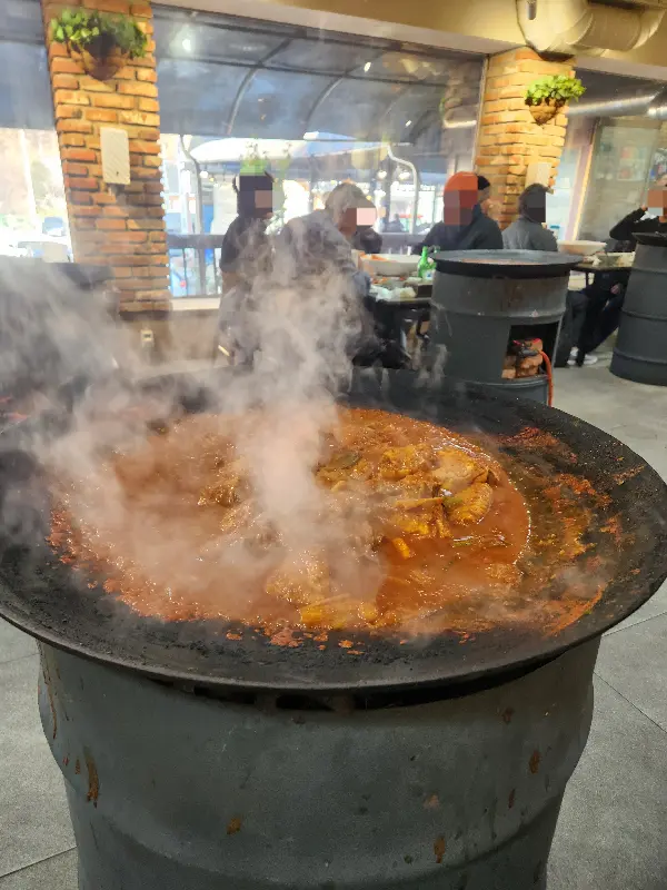 가마솥에서 닭볶음탕이 끓고 있는 모습