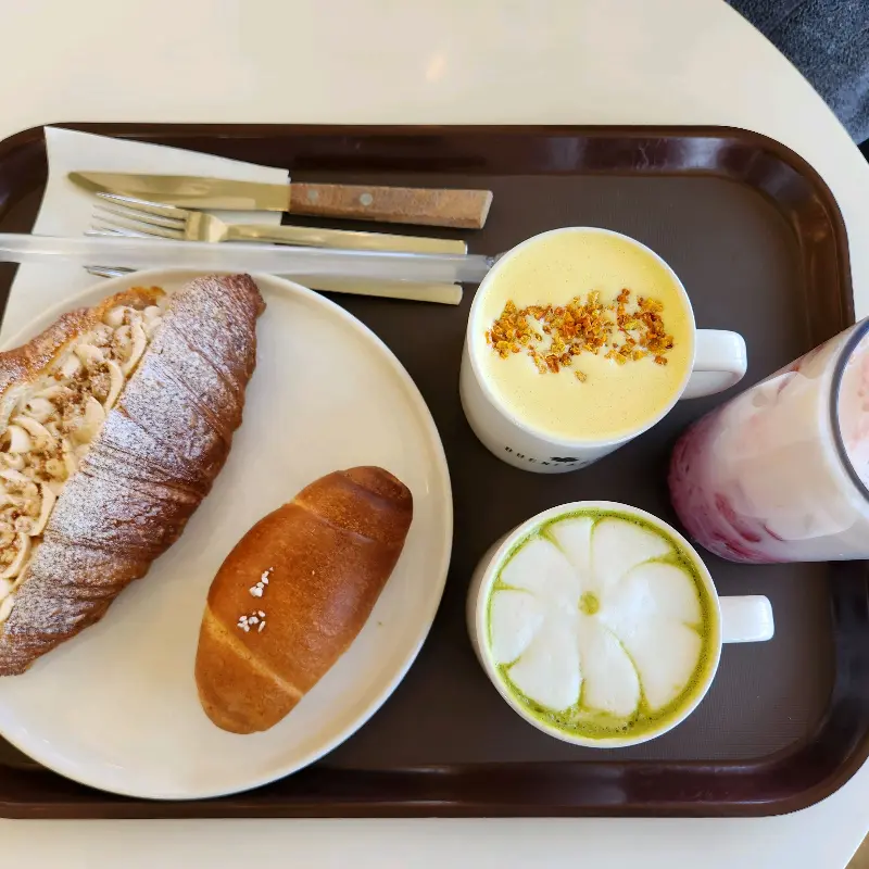 다양한 음료와 빵