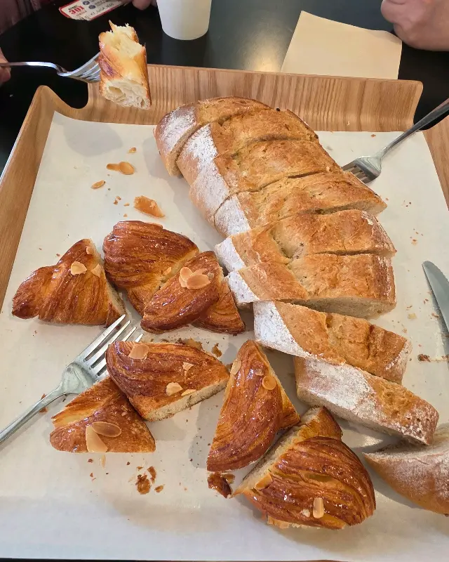 빵이 가득 담긴 나무 트레이