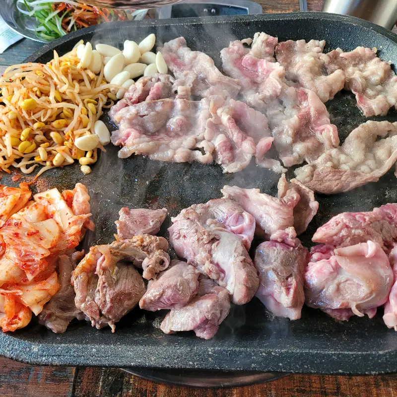 불판 위에 익어가는 고기