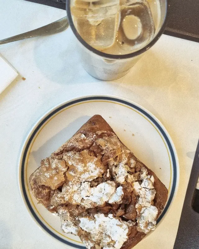 아이스 바닐라 라떼와 스콘