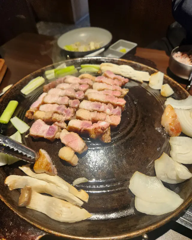 불판 위 삼겹살