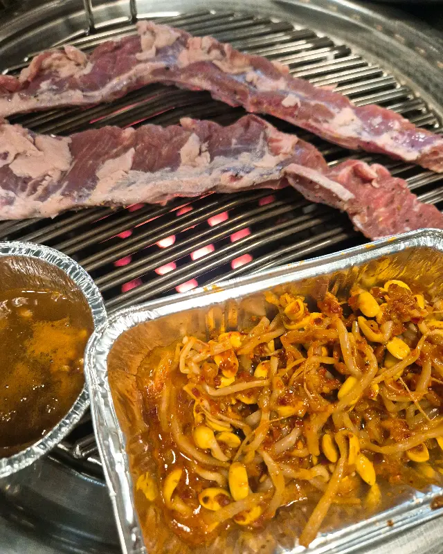 연탄불에 구워 먹는 갈비살의 환상적인 비주얼