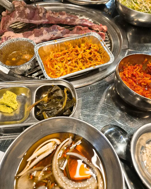 다채로운 밑반찬과 함께 즐기는 풍성한 식사