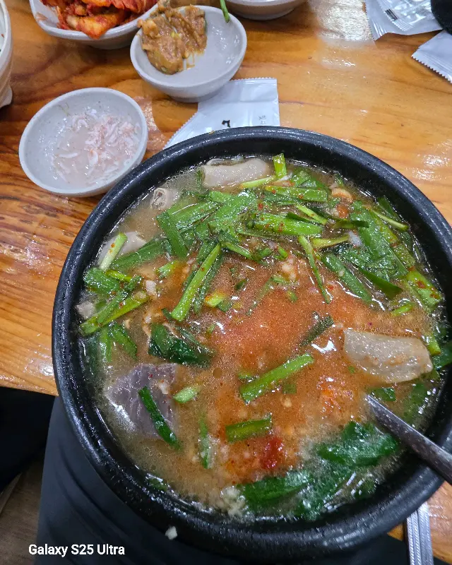 돼지국밥과 함께 제공되는 다양한 반찬들