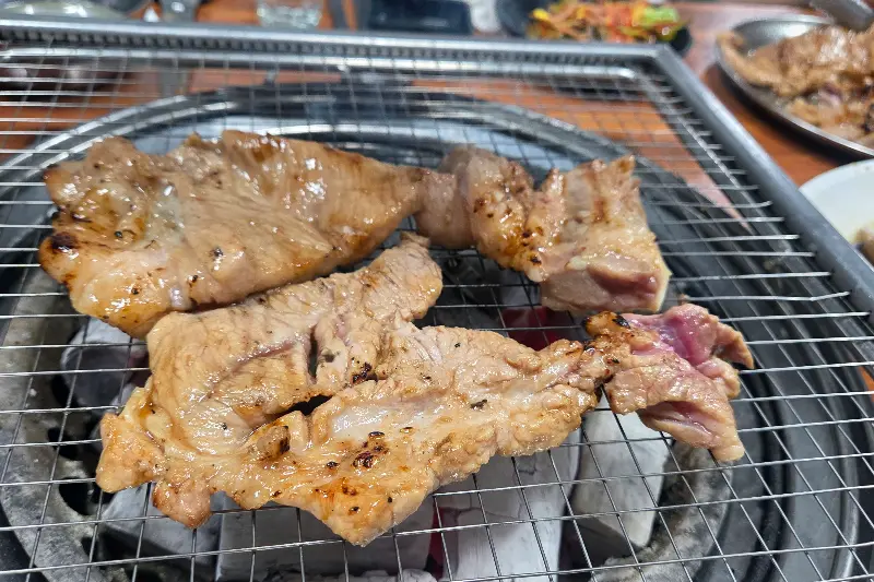 초벌되어 나온 돼지갈비