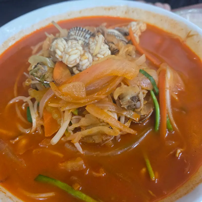 푸짐한 꼬막과 해산물이 인상적인 꼬막짬뽕