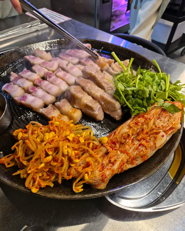 맛있게 구워진 삼겹살