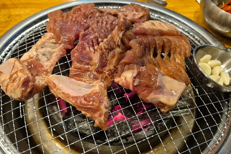 숯불 위 돼지갈비와 마늘