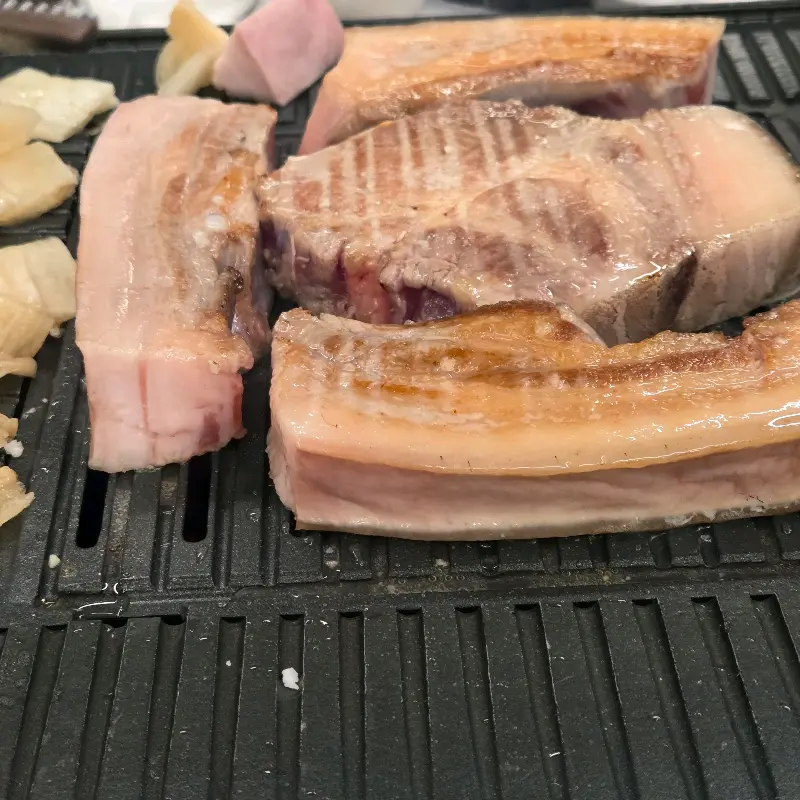 불판 위에서 익어가는 흑돼지