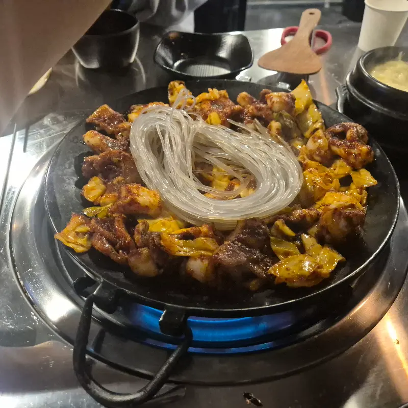 불판 위에서 맛있게 익어가는 쭈꾸미