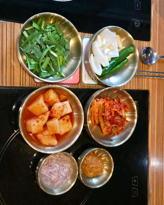 정갈하게 담겨 나온 밑반찬들