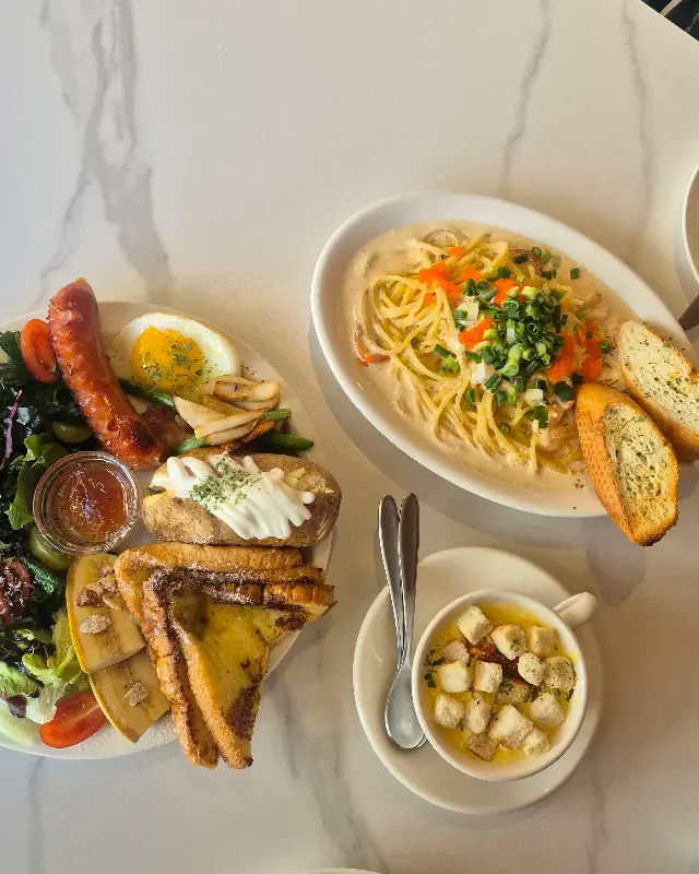 글로우 브런치와 새우 명란 크림 파스타 항공샷