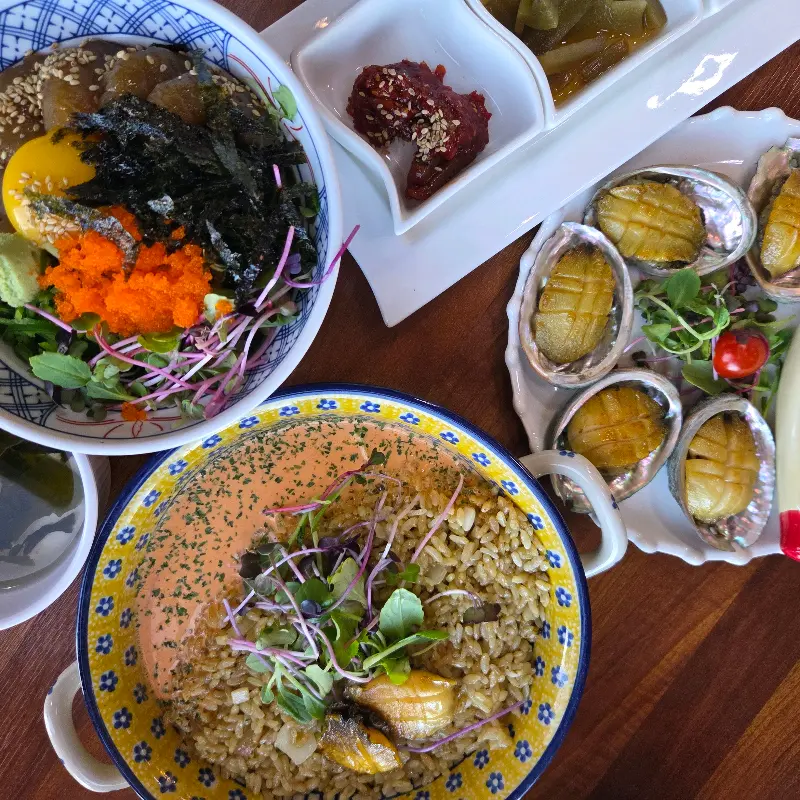 전복밥, 홍게살 비빔밥, 전복구이 한상차림