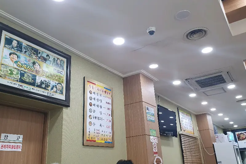 깔끔하고 넓은 매장 내부