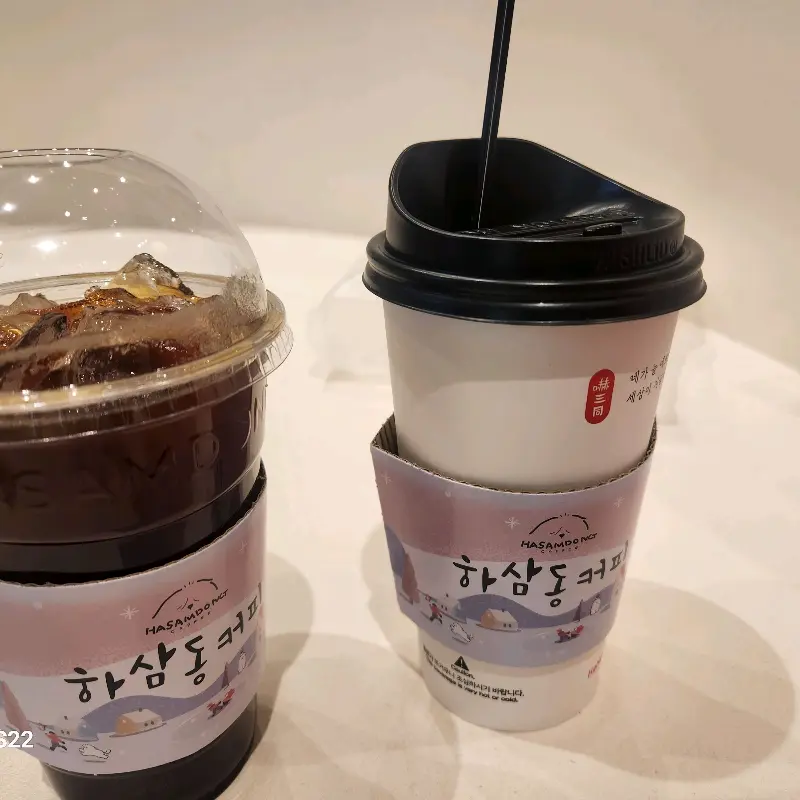 테이크 아웃 잔에 담긴 시원한 아메리카노