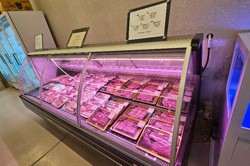 다양한 종류의 고기가 진열된 쇼케이스