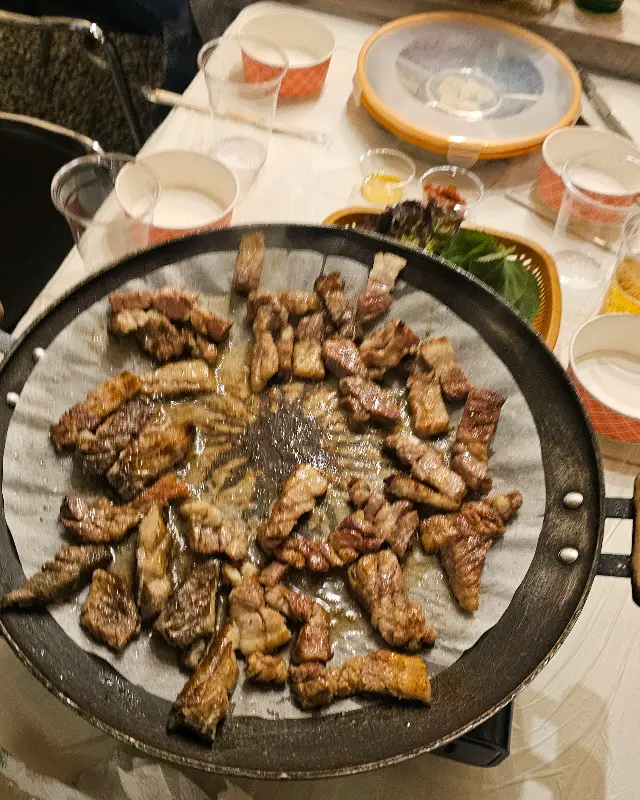 숯불 위에서 맛있게 익어가는 삼겹살