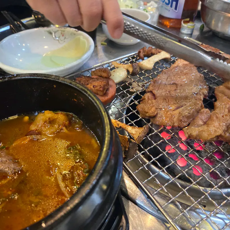 숯불 위에서 익어가는 갈비